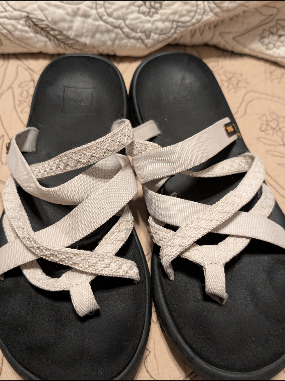 Teva Voya Zillesa Women's Crisscross Strap Sandals in Light Taupe and Black